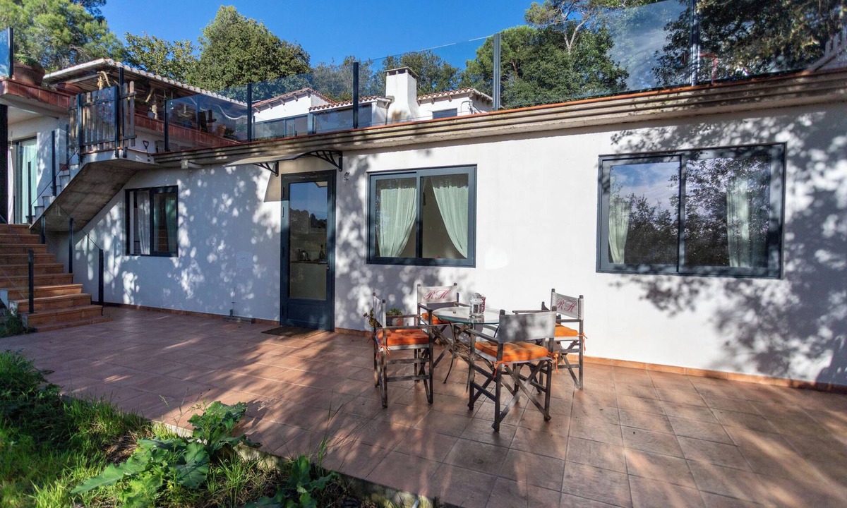 Sarria-Sant Gervasi House | Tranquil Holiday Apartment in Collserola: Nature, Stunning Views, Modern Comfort