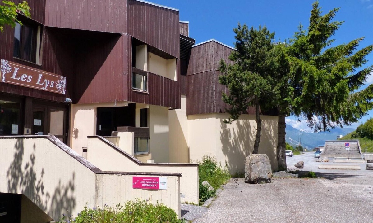 Reberty Apartment | travelski home select - Résidence Les Lys - Studio 3 personnes vue pistes B