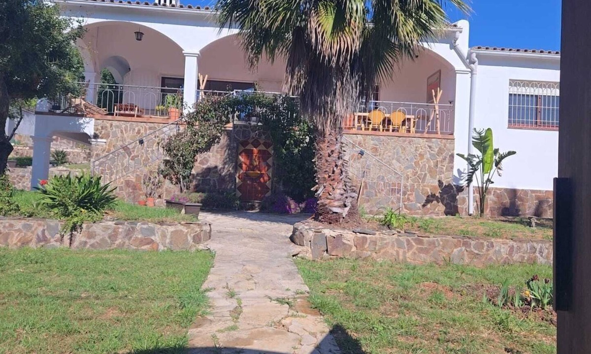 Cunit House | Typical ibiza-style family villa with large swimming pool 15 mn from Sitges