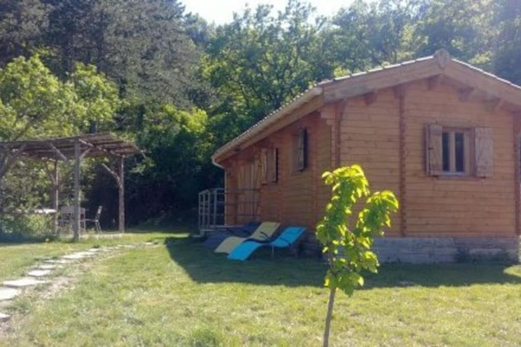 Aouste-sur-Sye Ski Chalet | Un chalet en bois dans un écrin de verdure