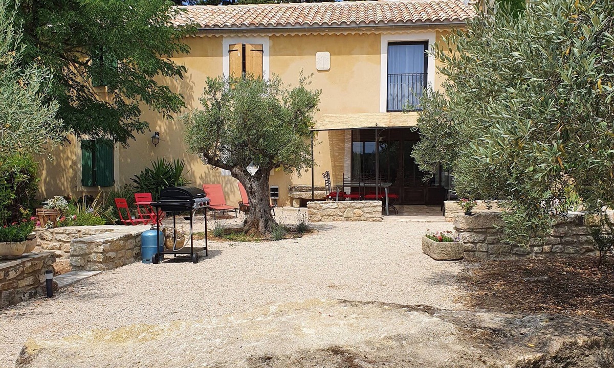 Carpentras House | Un Mas en Provence' gite and balneotherapy for two