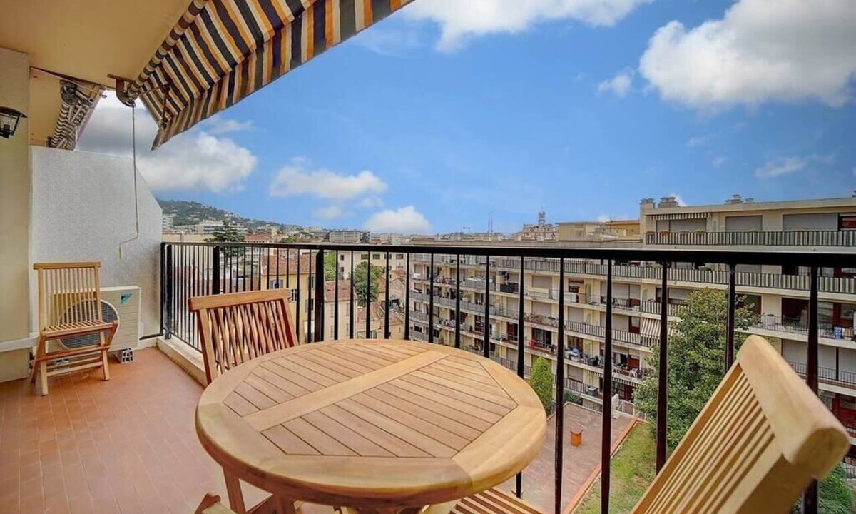 Prado - Republique Apartment | Upstays Terrace 25m² Studio Carnot