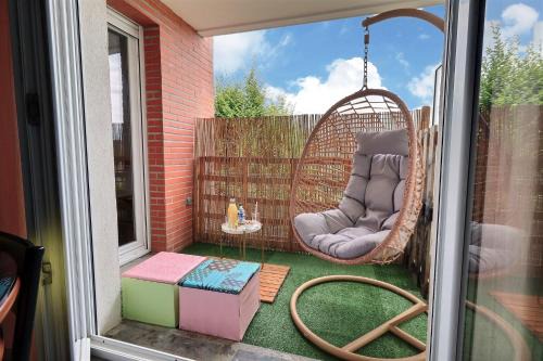 Les Aunettes Apartment | Urban Escape - Design Vibrant & Terrasse intime à 3 min du Parc des Coquibus - Proche ORLY