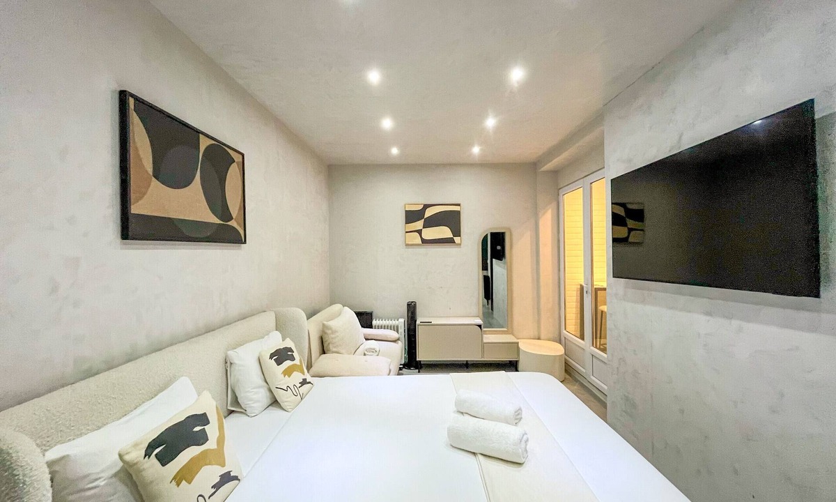Quartier de la Plaine-de-Monceaux Apartment | UrbanFlat 11 - Studio for 3 next to Champs-Elysees