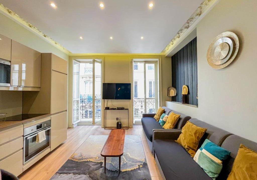 Strasbourg -Saint-Denis Apartment | UrbanFlat 61 - 3 Bedrooms Apartment Center of Paris