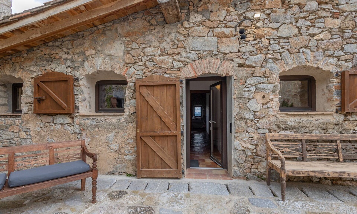 Ogassa House | Vacation Home 'La Rosa' with Mountain View, Shared Garden, and Wi-Fi