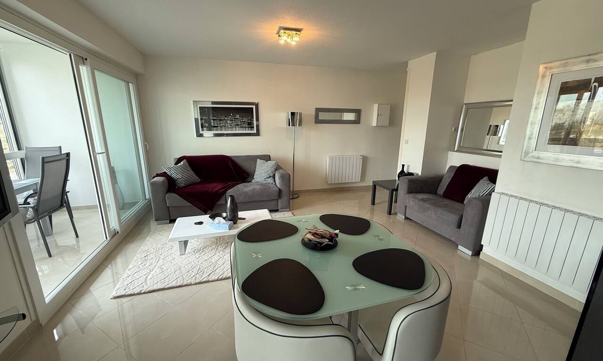 Courseulles-sur-Mer Apartment | VAELLOO studio opposite marina 200 m from the beach