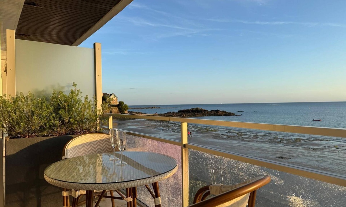 Concarneau Apartment | Valinor Beach Studio – Balcony & Sea View