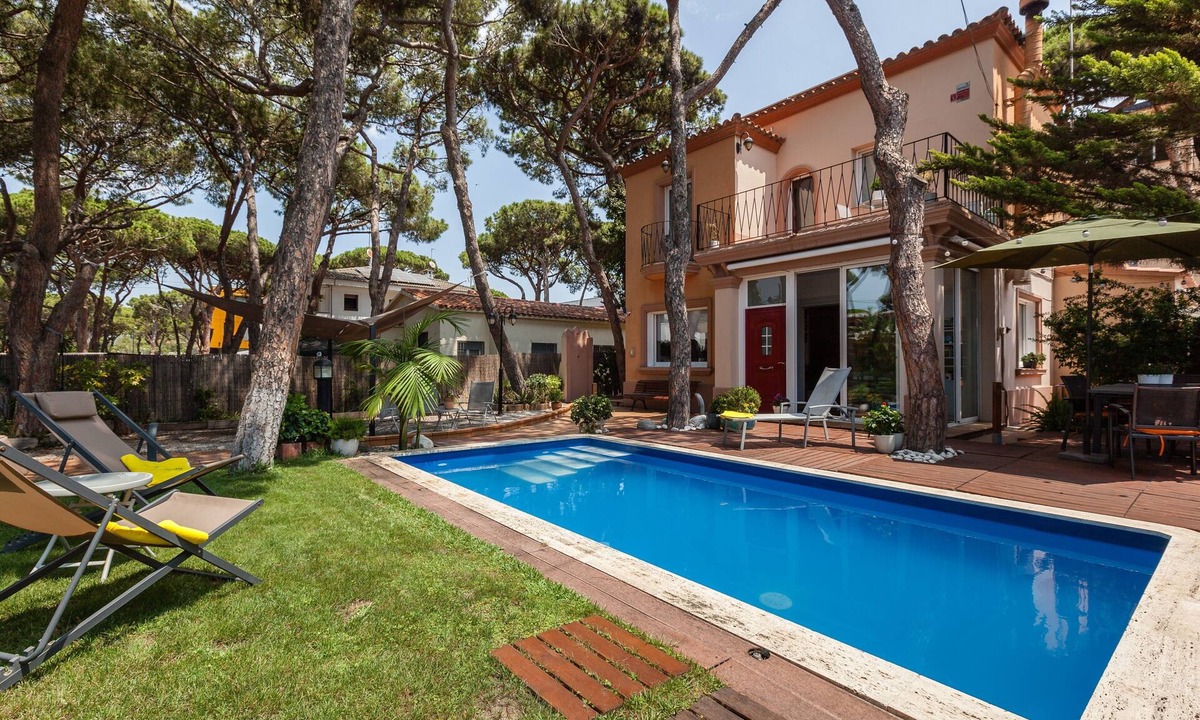 Castelldefels Villa | Villa 'Bella Estança' with Private Pool, Wi-Fi and Air Conditioning
