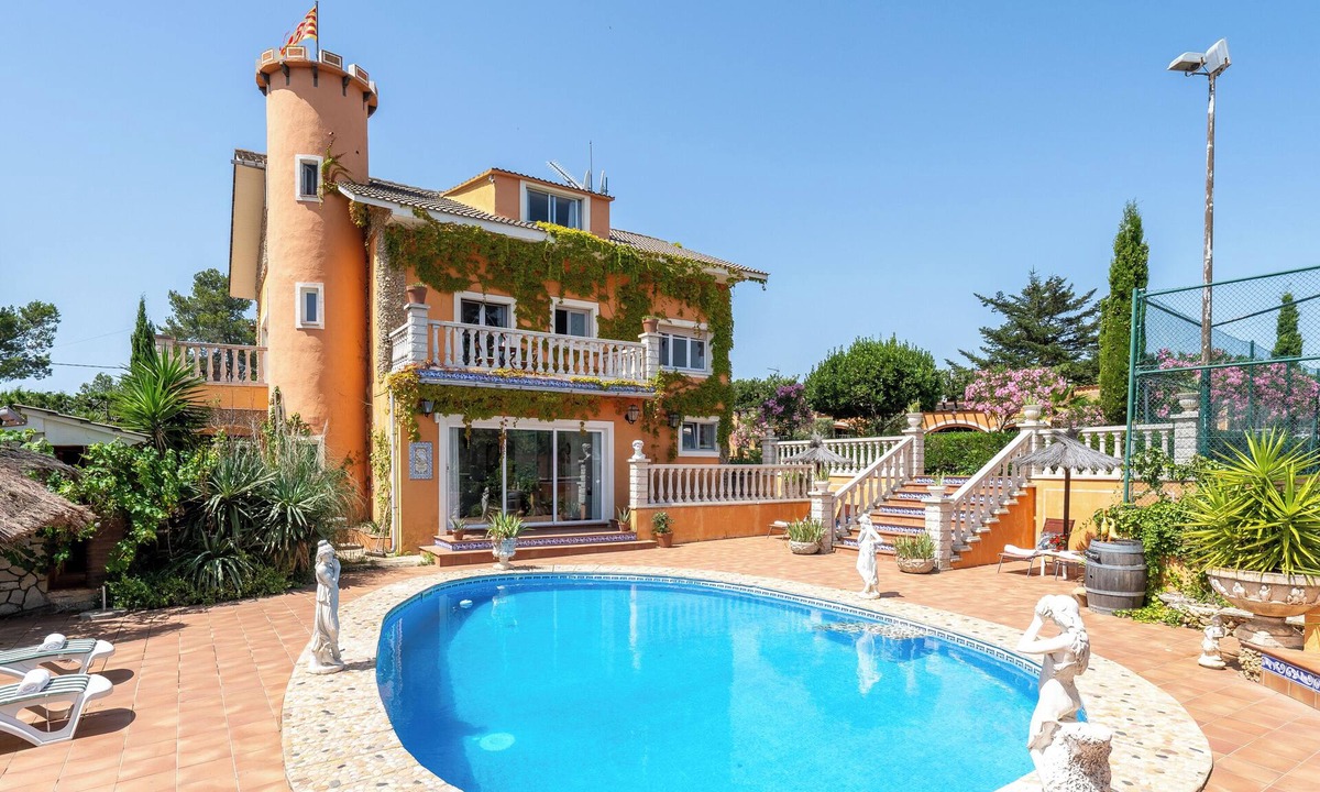 Torrelles de Foix Villa | Villa 'Casa Del Vino' with Mountain View, Private Pool and Wi-Fi