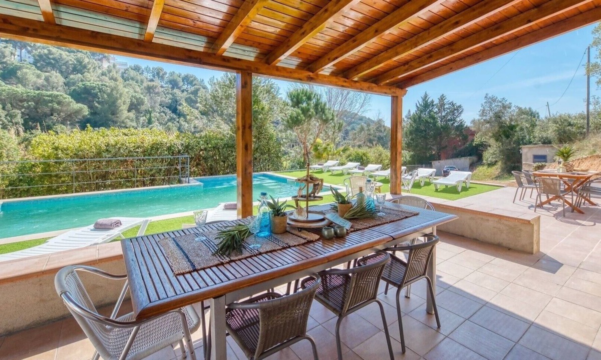 Lloret Town Center Villa | Villa 'Costacabana - Pilar' with Private Pool, Private Terrace and Wi-Fi