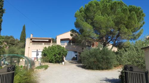 Aubais Bed & Breakfast | Villa des masques
