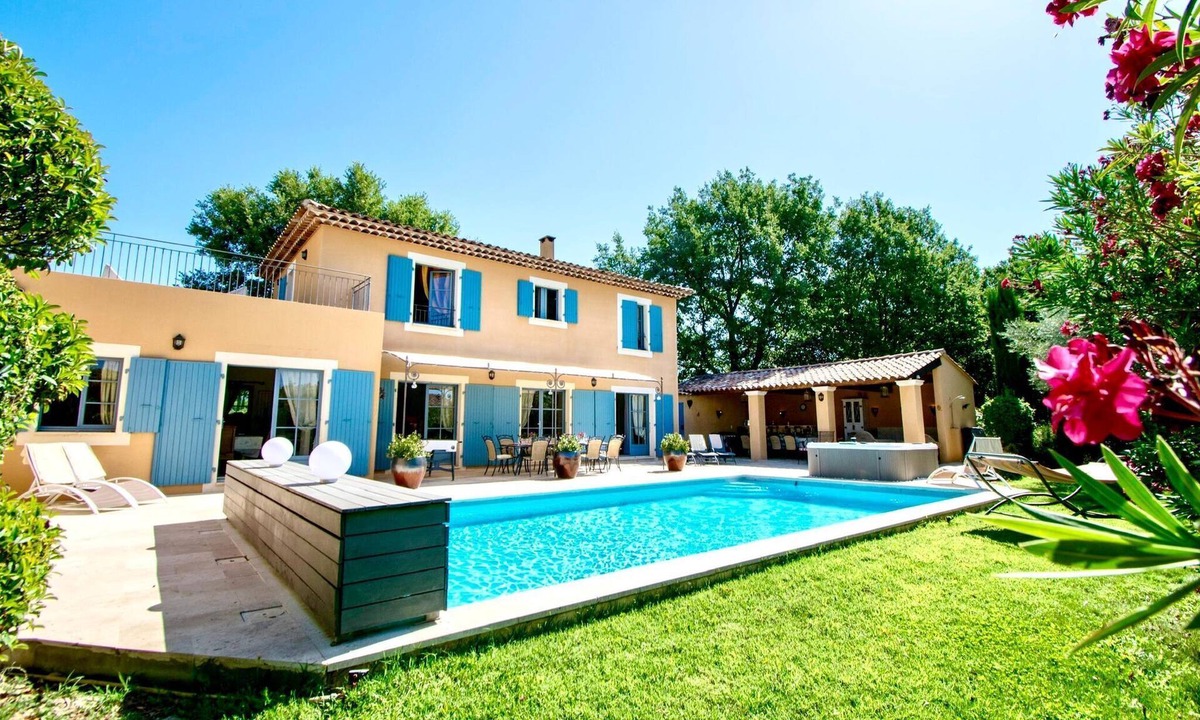 Saint-Saturnin-les-Apt Villa | Villa in Villars with Pool and Sauna