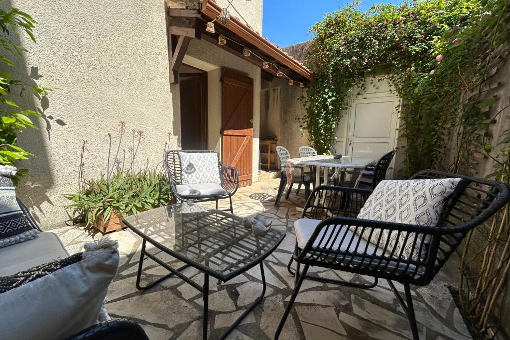 Mudaison House | Villa Isabelle- Large bright house with courtyard!