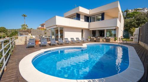 Sitges Villa | Villa Med A 2 kilometros andando de la playa, del puerto de Aguadoç y a 4 del centro de Sitges Muy Soleada todo el dia Capacidad superior a 16 personas NO REQUIERE COCHE