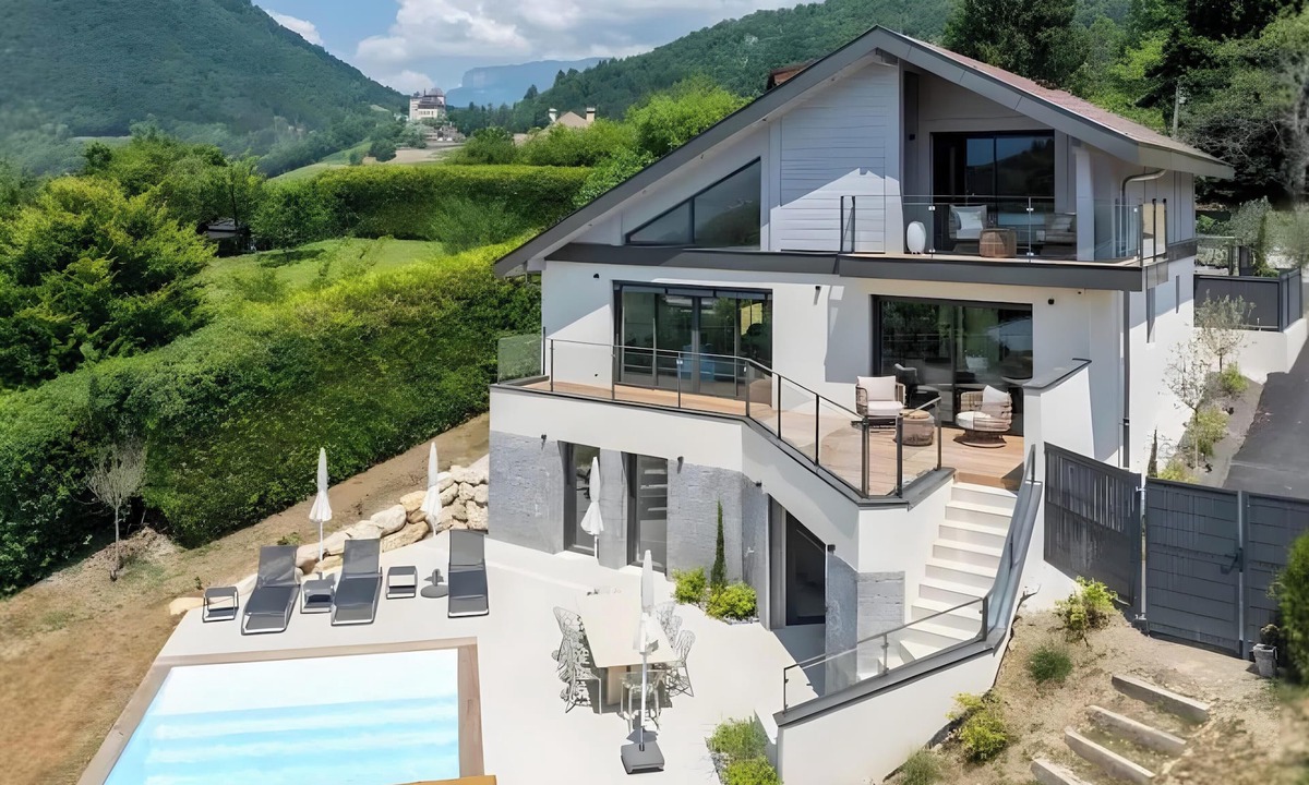 Echarvines Villa | Villa 'Near Village and Lake' with Lake View, Wi-Fi and Air Conditioning