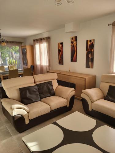 Bollene House | Villa Rouge en Provence avec pisicne et BBQ