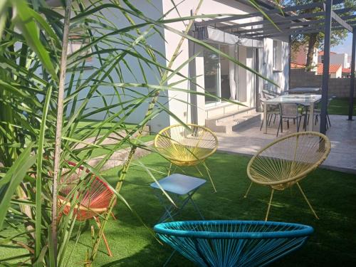 Thuir Villa | Villa T4 Moderne entre Mer, Montagne & Espagne, Climatisée avec Jardin, Terrasse, Billard & Barbecue