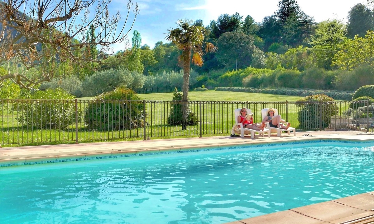 Nyons House | Villa with pool, tennis, mini golf in beautiful park in Nyons, Provence