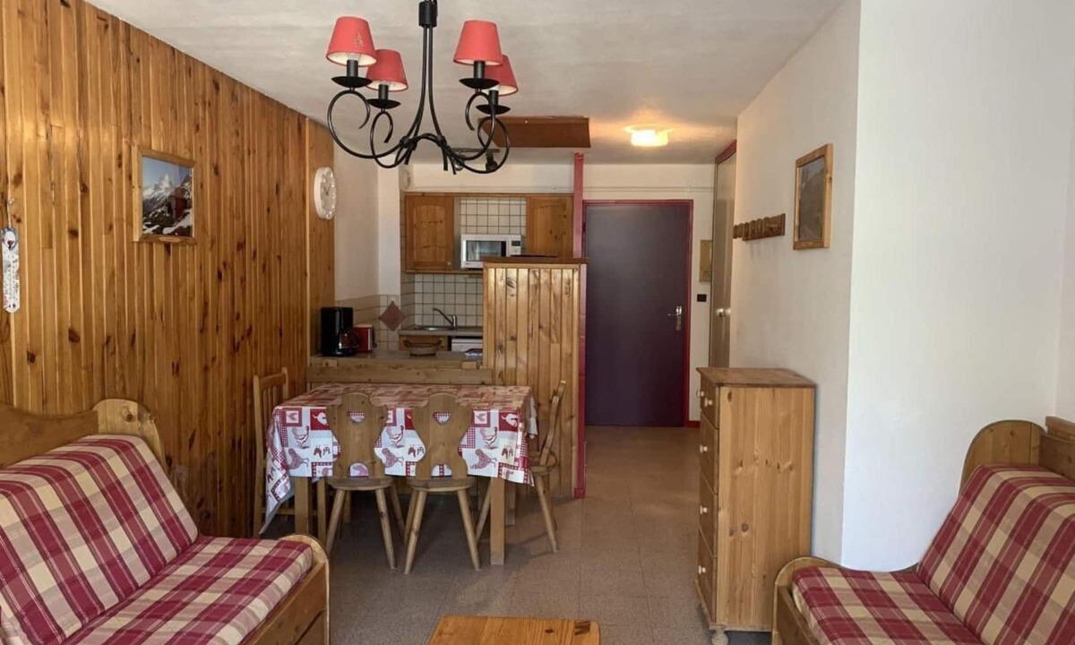 Val Cenis Apartment | Wifi, 300m from ski slopes, 1st floor, view village, balcony, parking, tv, ski locker, 39m²