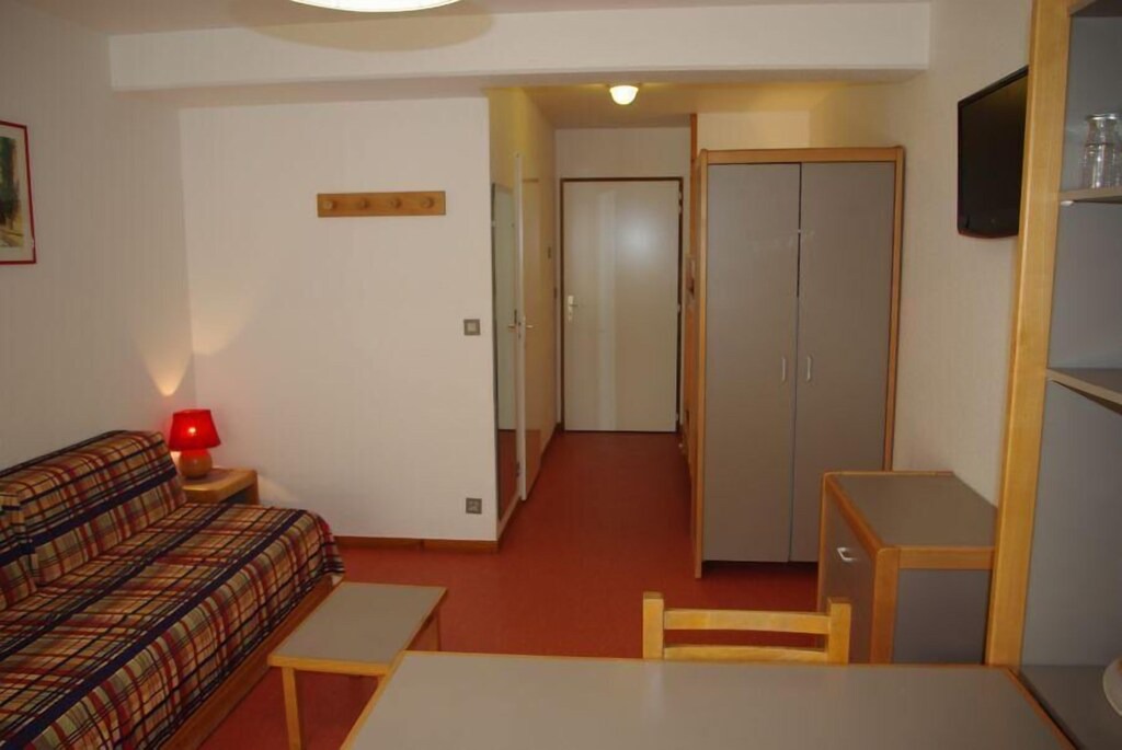 Brides-les-Bains Apartment | Wifi, 50m from resort center, 1st floor, balcony, parking, tv, ski locker, 26m², Brides Les Bains
