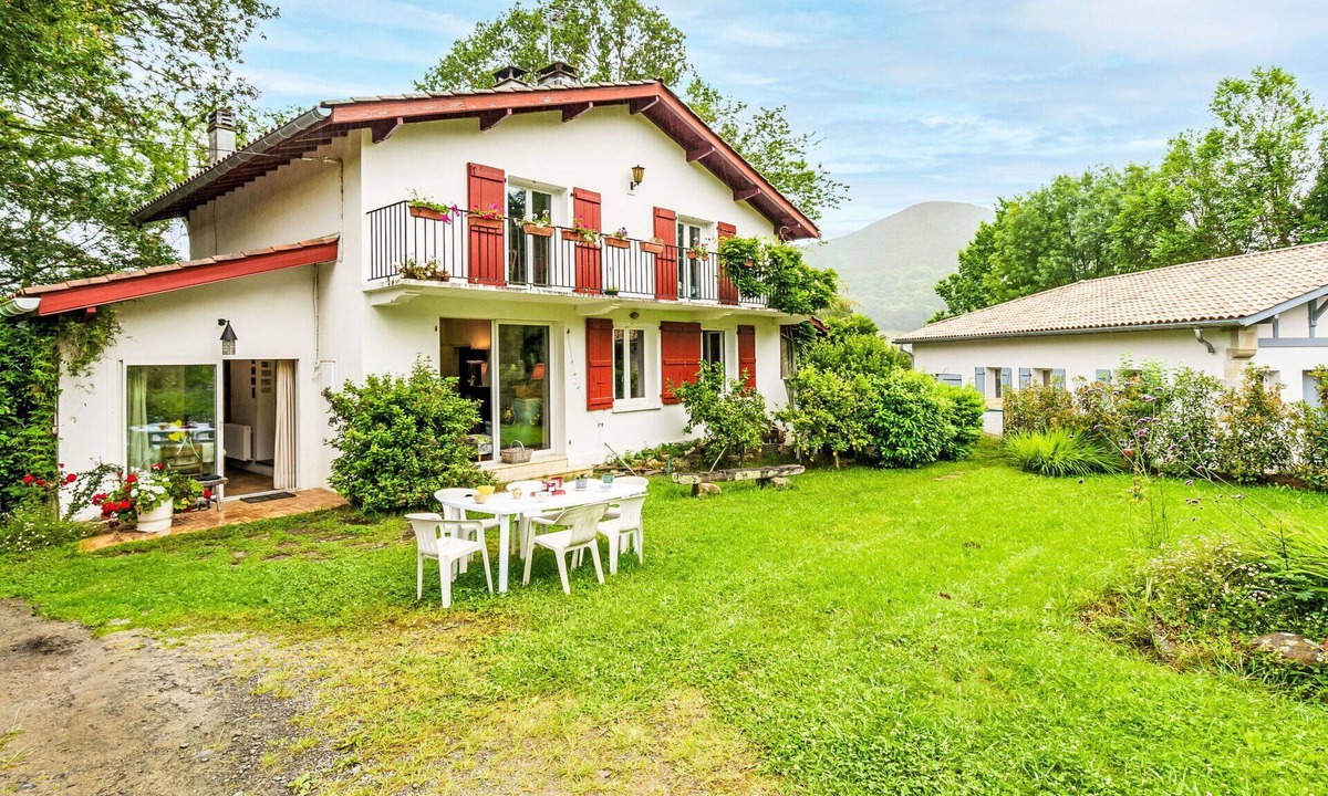 Ascain House | Wonderful private villa for 6 guests with WIFI, TV and pets allowed
