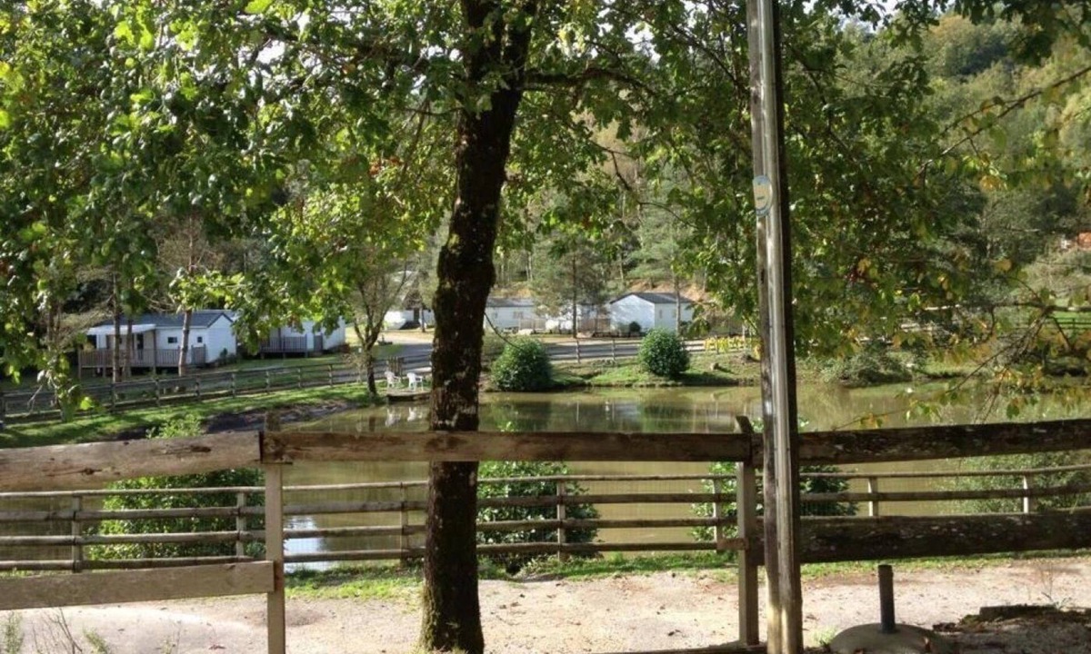 Correze Ski Chalet | ZEcamping 3 étoiles animaux acceptés piscine chauffée et épicerie