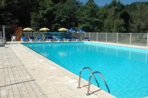 Correze Ski Chalet | ZEcamping 3 étoiles animaux acceptés piscine chauffée et épicerie