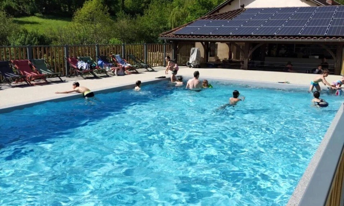 Reyrevignes Ski Chalet | ZEcamping 3* familial piscine chauffée animaux acceptés chalet TV BBQ