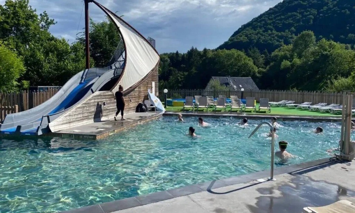Vic-sur-Cere House | ZEcamping 4* animé piscine couverte pet friendly locatif TV 24m2