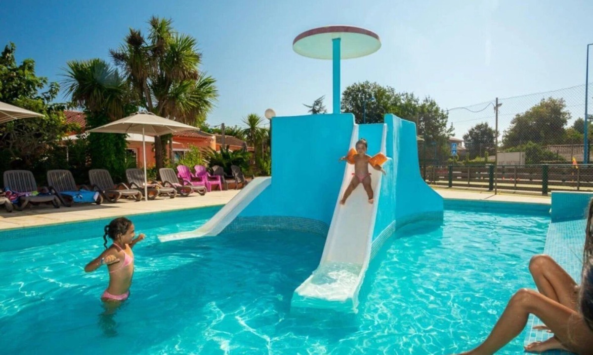 Canet-en-Roussillon House | ZEcamping 4* familial 3km plage piscine chauffée tente TV LV clim 32m2
