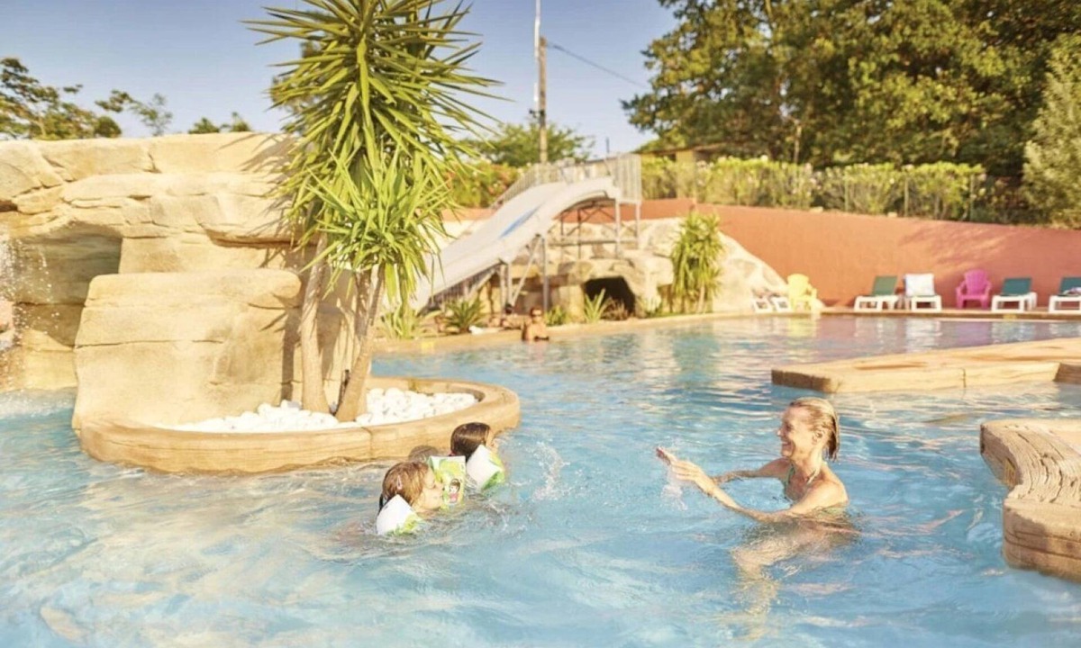 Laroque-des-Alberes House | ZEcamping 4 étoiles animé piscine couverte locatif TV BBQ clim 32m2