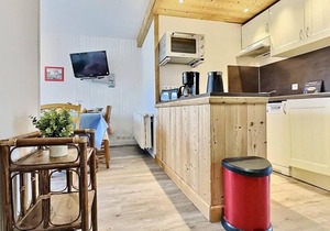 100m from resort center, 2nd floor, balcony, tv, ski locker, 65m², Tignes