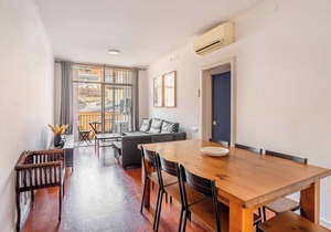 4-bedroom Apartment in Sagrada Familia!