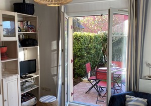 Charming Cottage Near Port Guillaume, 2 Bedrooms, Private Garden, Close to Beach