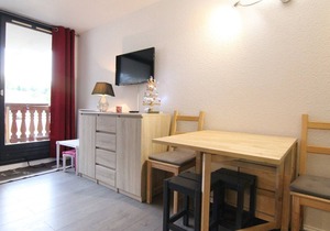 Ski-in/Ski-out 1BR Apartment for 5 in Alpe d'Huez, Pets Welcome, Balcony, Near Shops