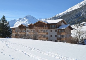 Spacious 6-person apartment on slopes with wifi and parking
