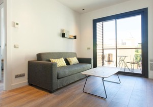Sunny apartment with balcony in Gràcia with optional parking for 4