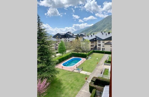 Biescas Apartment | Ático en Biescas con piscina, chimenea y garaje