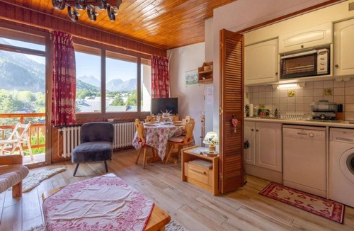 Valloire Apartment | 100m from shops, 2nd floor, balcony, parking, tv, ski locker, 30m², Valloire