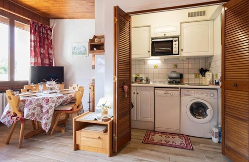 Valloire Apartment | 100m from shops, 2nd floor, balcony, parking, tv, ski locker, 30m², Valloire
