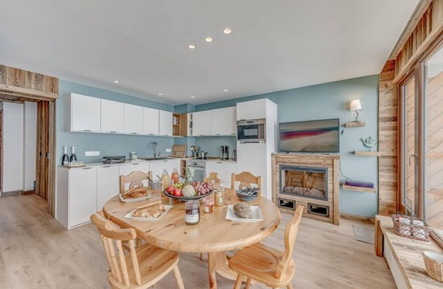 Tignes le Lac Apartment | 100m from shops, 2nd floor, view lake, balcony, tv, ski locker, 60m², Tignes