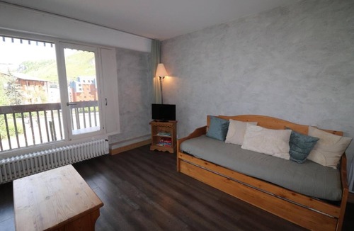 Les Almes Apartment | 150m from resort center, 1st floor, balcony, tv, ski locker, 42m², Tignes