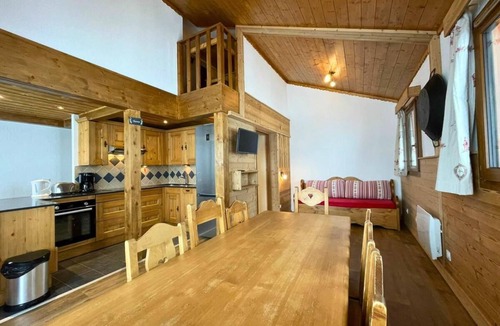 Les Menuires Apartment | 150m from shops, 1st floor, balcony, tv, ski locker, 66m², Les Menuires