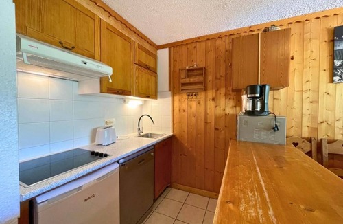 Les Menuires Apartment | 150m from shops, 1st floor, balcony, tv, ski locker, 34m², Les Menuires
