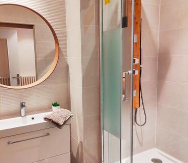 Valence Apartment | 157m2, 4 chambres, 4 salles de bains, 2 WC, 2 parkings en hypercentre
