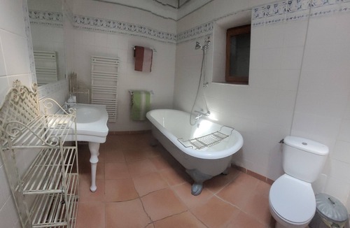 Cabries House | 17th-century Provençal country house with a pool on 4,000 m² of wooded land.
