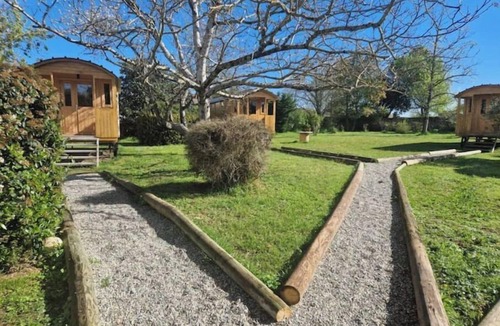 Monbequi Cabin | 2 or 4-seater caravan in wooded park.