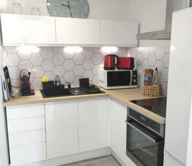 Bedarieux Apartment | 2 pièces en RDC climatisé avec terrasse et parking privé