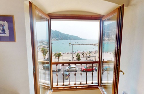 Old Town Apartment | 2-room loft sea view in old town, beaches nearby